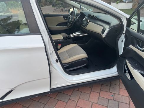 Used 2018 Honda Clarity Plug-In Hybrid image 5