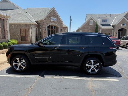 Used 2023 Jeep Grand Cherokee L Limited w/ Luxury Tech Group II image 2