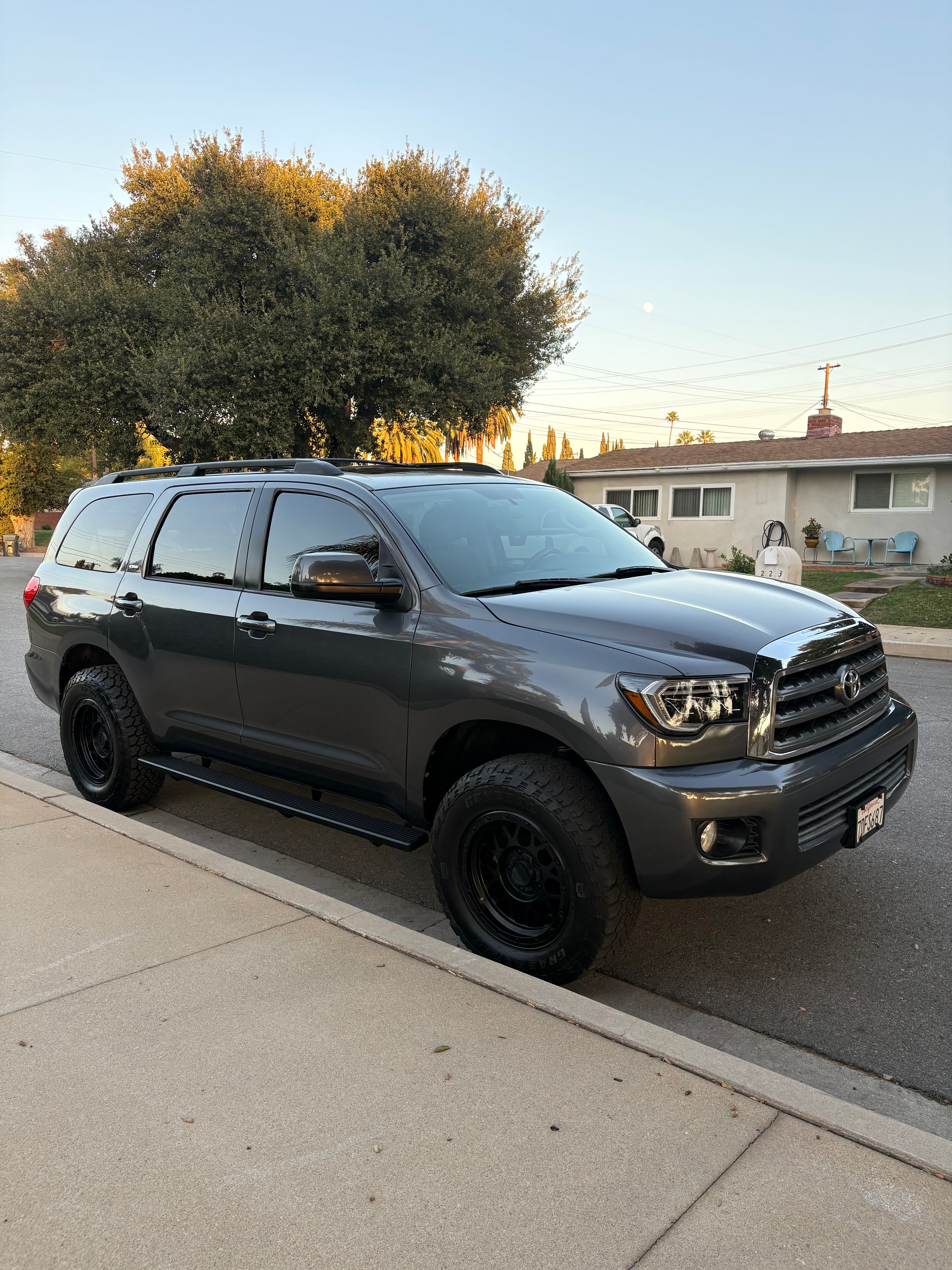 Used 2014 Toyota Sequoia SR5 AWD/4WD image 2