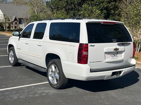 Used 2009 Chevrolet Suburban LT image 8
