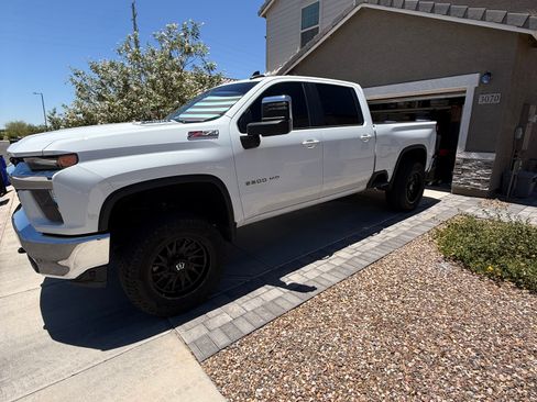 Used 2020 Chevrolet Silverado 2500 LT w/ Convenience Package AWD/4WD image 2