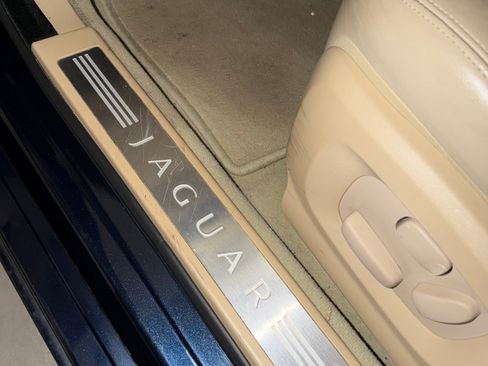 Used 2011 Jaguar XF Premium image 8