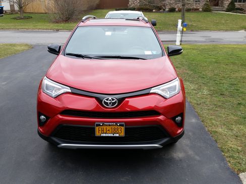 Used 2016 Toyota RAV4 SE image 2