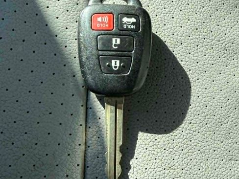 Used 2012 Toyota Camry SE image 23