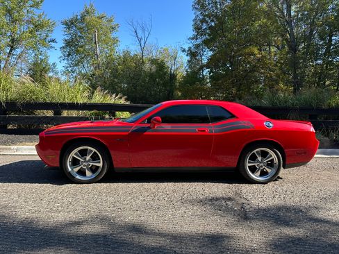 Used 2010 Dodge Challenger R/T image 2