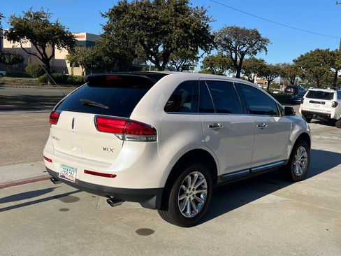Used 2013 Lincoln MKX FWD image 4
