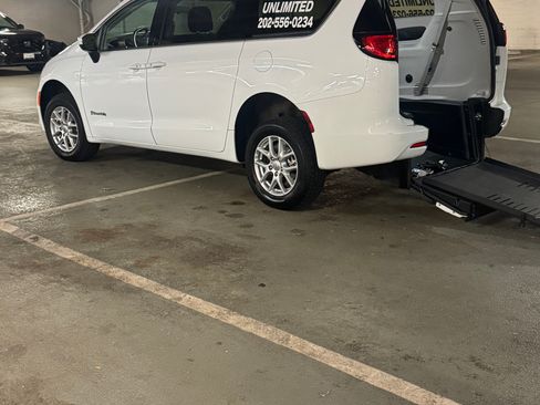 Used 2022 Chrysler Voyager LX image 1