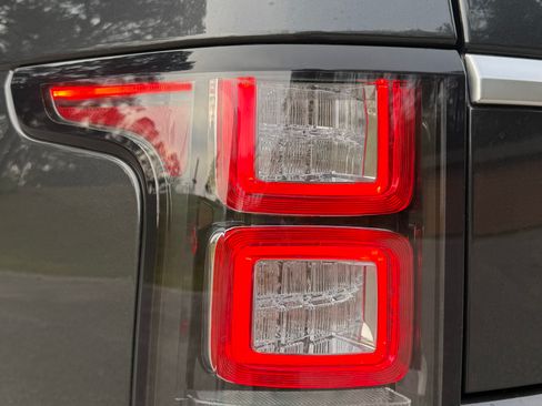 Used 2017 Land Rover Range Rover HSE image 19