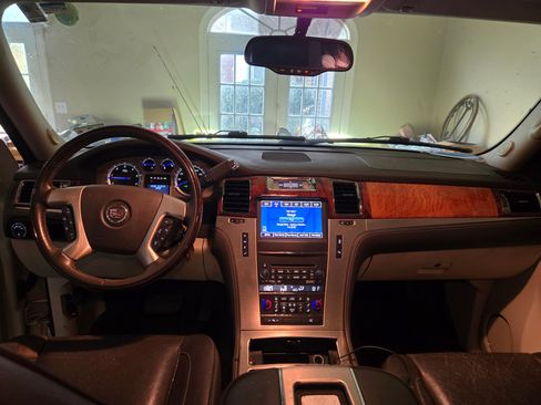 Used 2013 Cadillac Escalade Platinum image 4