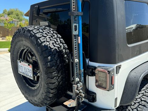 Used 2009 Jeep Wrangler Unlimited Rubicon w/ Dual Top Group AWD/4WD image 9