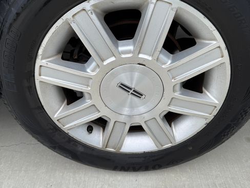 Used 2011 Lincoln Town Car Signature Limited image 17