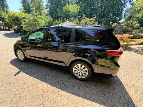 Used 2016 Toyota Sienna Limited Premium FWD image 4