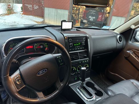 Used 2010 Ford Explorer XLT image 11