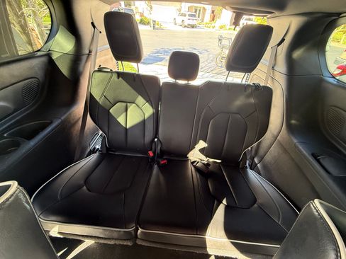 Used 2023 Chrysler Pacifica Limited w/ Uconnect Theater Family Group image 17