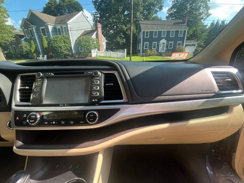 Used 2015 Toyota Highlander XLE AWD/4WD image 24