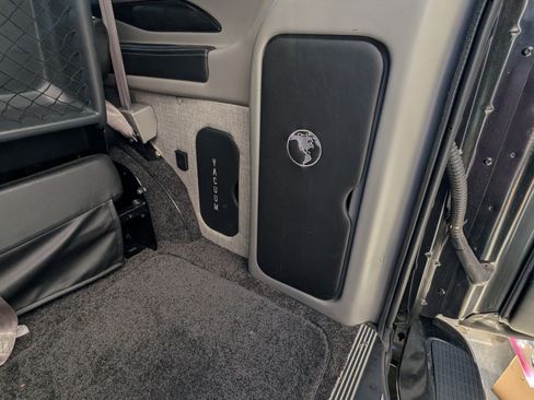 Used 2021 Chevrolet Express 2500 image 5