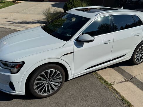Used 2019 Audi e-tron Prestige w/ Prestige Package image 1