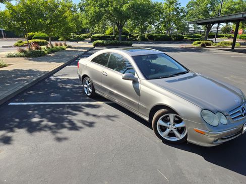 Used 2005 Mercedes-Benz CLK 320 Coupe image 1