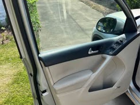 Used 2010 Volkswagen Tiguan SE image 17