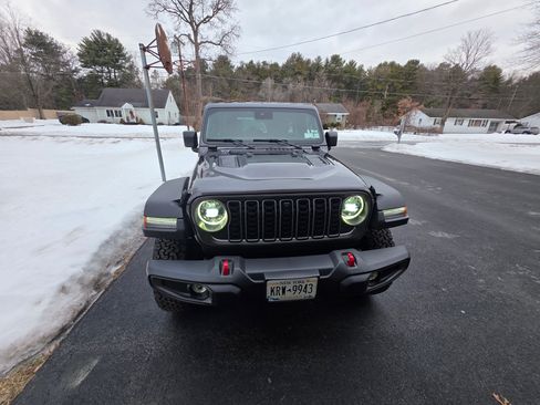 Used 2025 Jeep Wrangler Unlimited Rubicon w/ Technology Group image 15