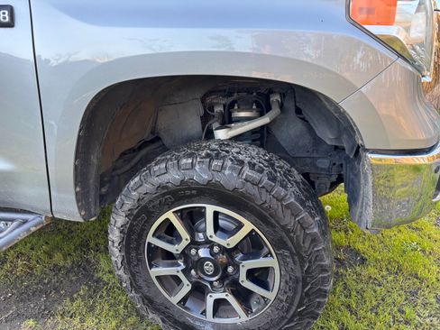 Used 2017 Toyota Tundra SR5 w/ TRD Off Road Package image 9