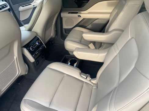 Used 2023 Lincoln Aviator AWD w/ Premium Package image 15