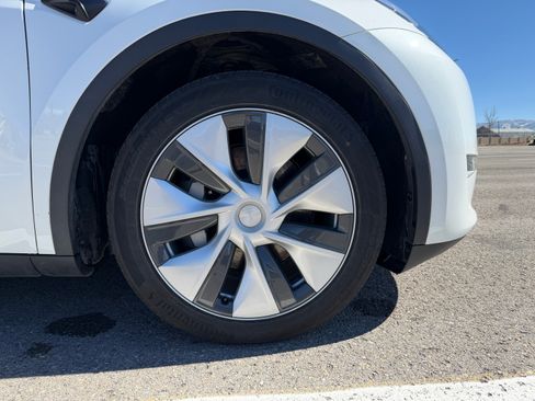 Used 2024 Tesla Model Y Long Range image 15