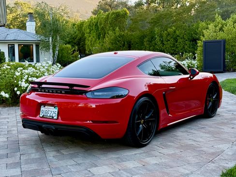 Used 2018 Porsche 718 Cayman GTS RWD image 12