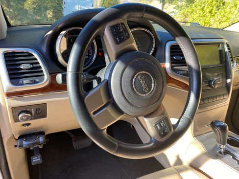 Used 2013 Jeep Grand Cherokee Limited w/ Trailer Tow Group IV AWD/4WD image 11