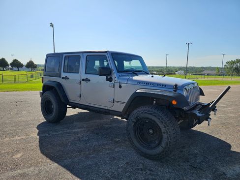 Used 2015 Jeep Wrangler Unlimited Rubicon w/ Connectivity Group AWD/4WD image 4
