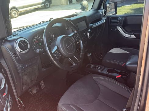 Used 2016 Jeep Wrangler Unlimited Rubicon w/ Connectivity Group AWD/4WD image 6