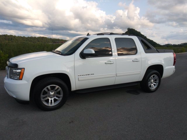 Used 2011 Chevrolet Avalanche LT w/ Luxury Package AWD/4WD image 8