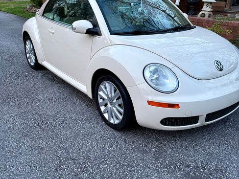 Used 2010 Volkswagen Beetle Convertible 2D image 4