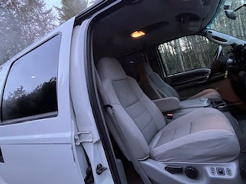 Used 2005 Ford Excursion XLT image 18