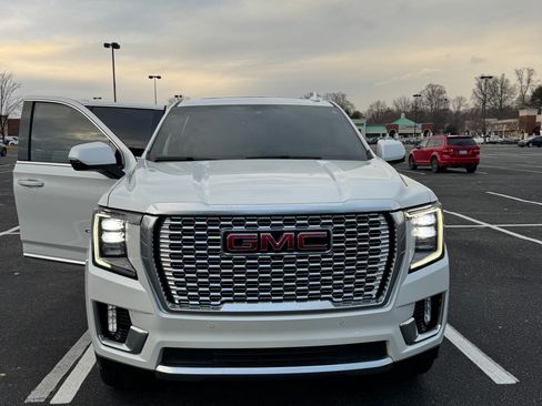 Used 2023 GMC Yukon XL Denali w/ Denali Reserve Package image 4