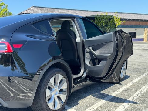 Used 2023 Tesla Model Y Long Range AWD/4WD image 12