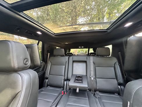 Used 2021 GMC Yukon Denali w/ Denali Premium Package AWD/4WD image 5