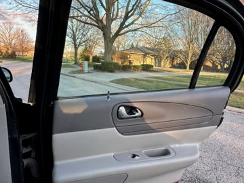 Used 2001 Lincoln Continental image 9