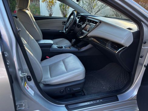 Used 2014 Toyota Avalon Limited image 19