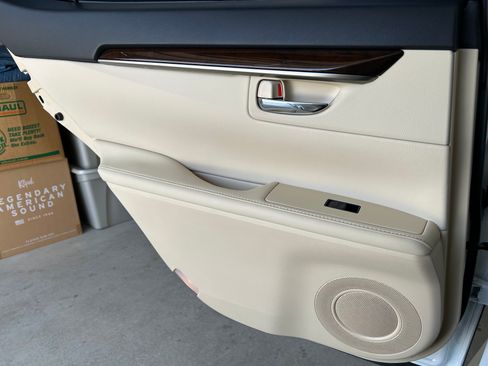 Used 2014 Lexus ES 350 w/ Premium Package FWD image 16