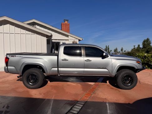 Used 2019 Toyota Tacoma TRD Sport image 2
