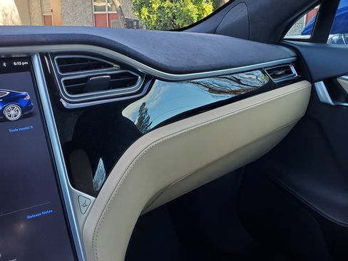 Used 2015 Tesla Model S 70 image 28