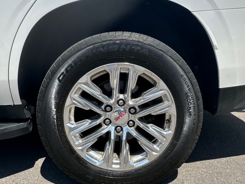 Used 2022 GMC Yukon SLT w/ SLT Premium Package AWD/4WD image 9
