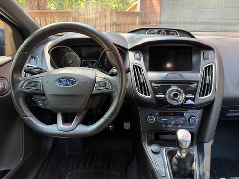 Used 2018 Ford Focus ST w/ Equipment Group 401A FWD image 15
