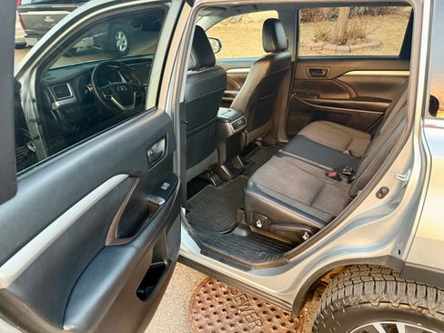 Used 2018 Toyota Highlander Plus w/ Carpet Mat Package (TMS) image 10
