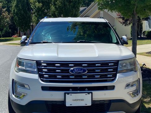 Used 2017 Ford Explorer Limited w/ Equipment Group 301A FWD image 4