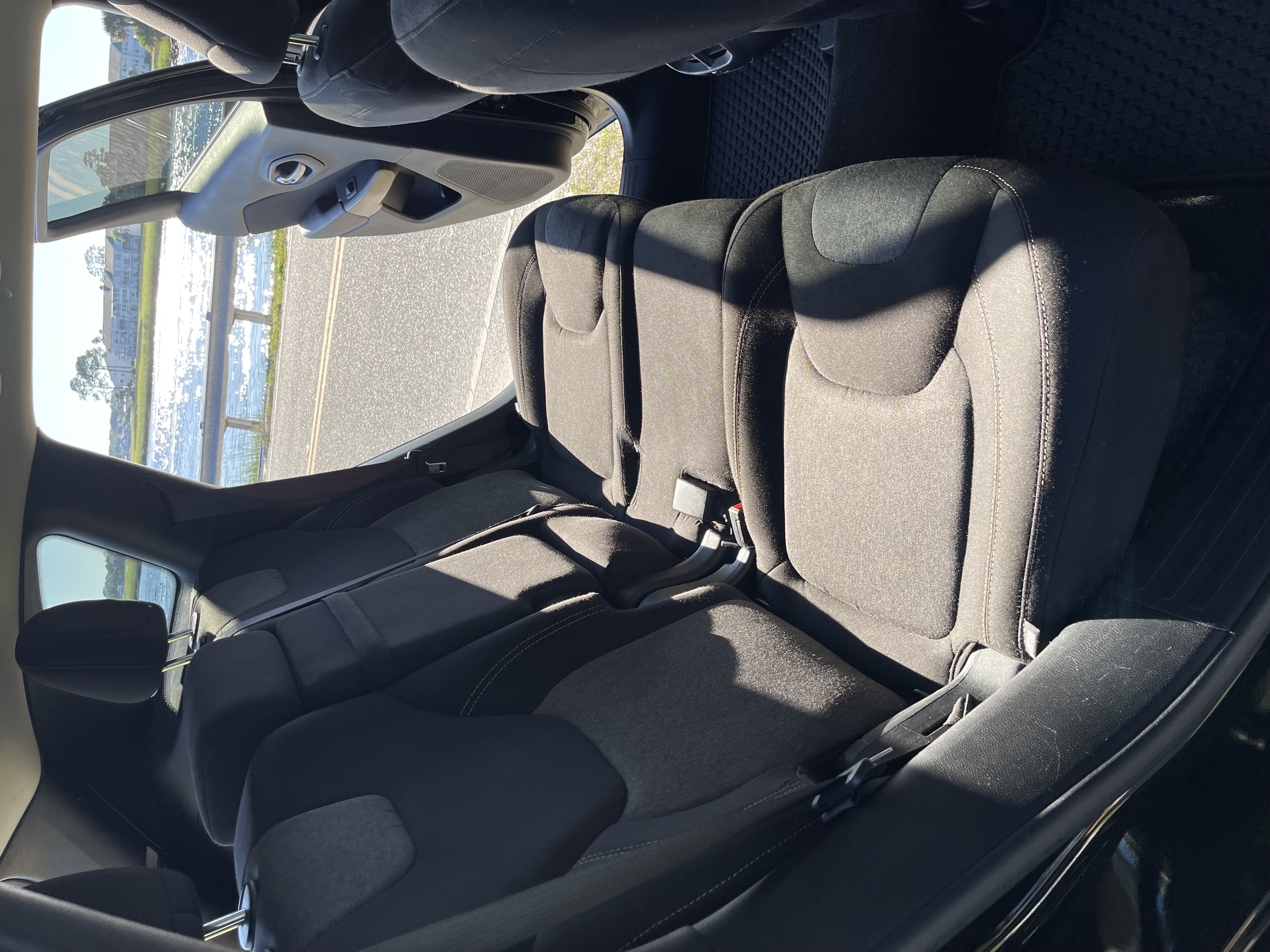 Used 2018 Jeep Cherokee Latitude w/ Cold Weather Group FWD image 9