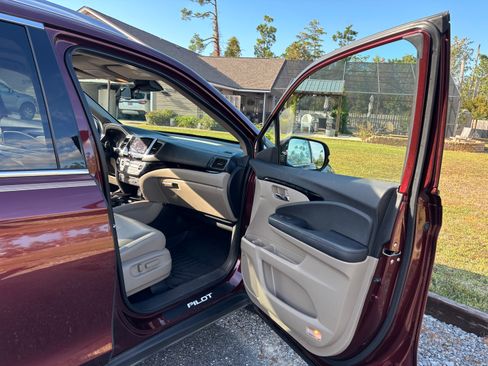 Used 2018 Honda Pilot Touring image 11