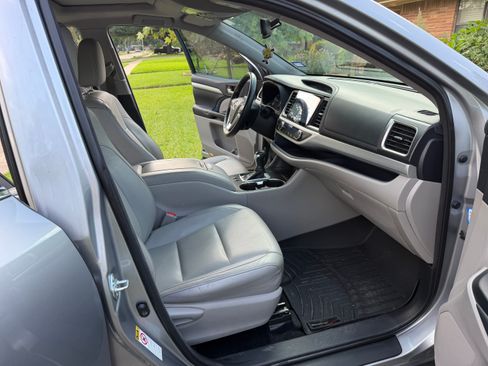 Used 2015 Toyota Highlander XLE FWD image 23