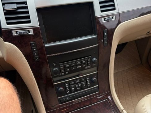 Used 2011 Cadillac Escalade Luxury AWD/4WD image 12